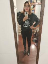 Outfit propio: Sudadera negra de osito + pantalón entubado negro.