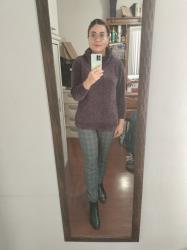 Outfit propio: Sueter morado con cuello de tortuga + pantalón gris a cuadros.