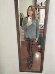 Outfit propio: Sueter gris + pantalón tartán.