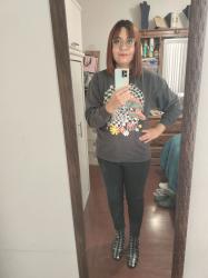 Outfit propio: Sudadera gris con estampado psicodélico + jeans negros.