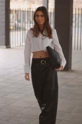 Elegancia en contrastes: cómo llevar la tendencia del cuero negro y camisa blanca con estilo