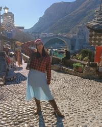 A COLOURFUL WINTER OUTFIT FOR VISITING THE OLD CITY CENTRE IN MOSTAR 