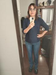 Outfit propio: Blusa azul + jeans acampanados con brillos.