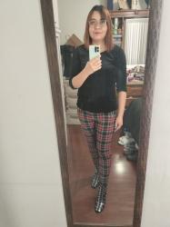 Outfit propio: Blusa de terciopelo + pantalón tartan.