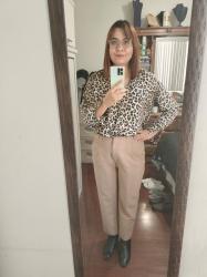 Outfit propio: Camisa satinada animal print + pantalón beige.