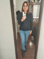 Outfit propio: Sueter azul marino + jeans azul bajito.