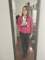 Outfit propio: Sueter rosa fucsia con estampado de rostro de chica + jeans negros.