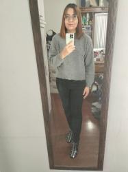 Outfit propio: Sueter gris con perlitas + jeans negros.