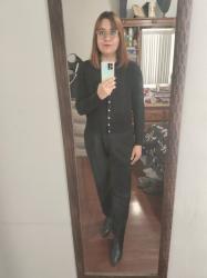 Outfit propio: Sueter negro de botones + pantalón de vestir negro.