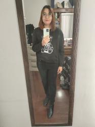 Outfit propio: Sudadera negra con estampado de osito + jeans negros.