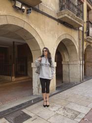 Un look muy athleisure con pantalones capri