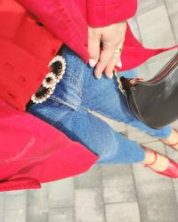 Wiosenna stylizacja z prostymi jeansami i czerwonym trenczem