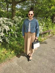 Jak jeansowa katana, biały T-shirt i karmelowa spódnica tworzą stylowy zestaw