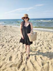 Czarna sukienka z wiskozy Sinsay - idealna na plażę