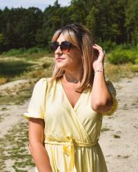 Długa sukienka z przekładanym dekoltem Muriel w kolorze masełkowym