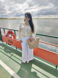 Letnia stylizacja z szerokimi spodniami i bluzką w kwiaty