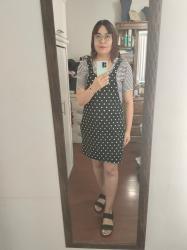 Outfit propio: Camiseta rayada+ petos vestido negro de bolitas.