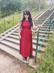 Bordowa sukienka maxi w letniej stylizacji