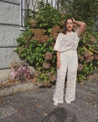 Outfit con pantalón de encaje y camiseta: inspiración para tu día a día