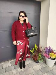 Bordowy look - jesienna stylizacja z satynową spódnicą i sweterkiem