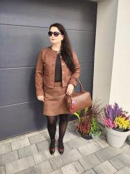 Zamsz w jesiennej stylizacji w brązach - zamszowa kurteczka i spódnica