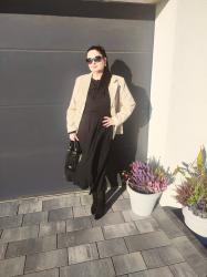 Czarna sukienka maxi w jesiennej stylizacji