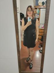 Outfit propio: Vestido corto negro.