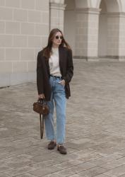 Czekoladowa marynarka, bufiaste jeansy, velvetowe mokasyny