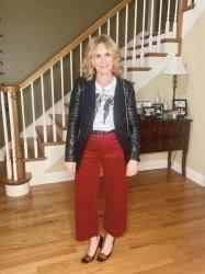 Keep It Cool and Casual with a Graphic Tee for Christmas