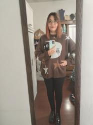 Outfit propio: Sueter café con estampado de luna y gato + pantalón negro pitillo.