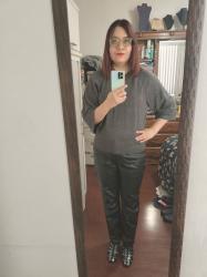 Outfit propio: Blusa gris rata + pantalón recto negro de polipiel.
