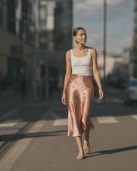 Zara, jupe satinée star de l’été 2026, plus cool qu’une jupe en jean selon Marie France, les détails qui surprennent