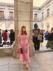 Look de evento con vestido rosa y accesorios rojos