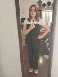 Outfit propio: Blusa blanco con negro + pantalón negro cargo de vinipiel.